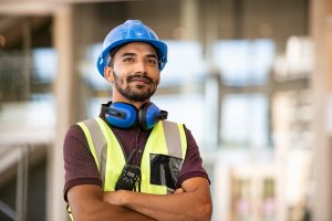 Saiba como escolher o melhor capacete de segurança para garantir a proteção de seus colaboradores durante suas rotinas de trabalho.